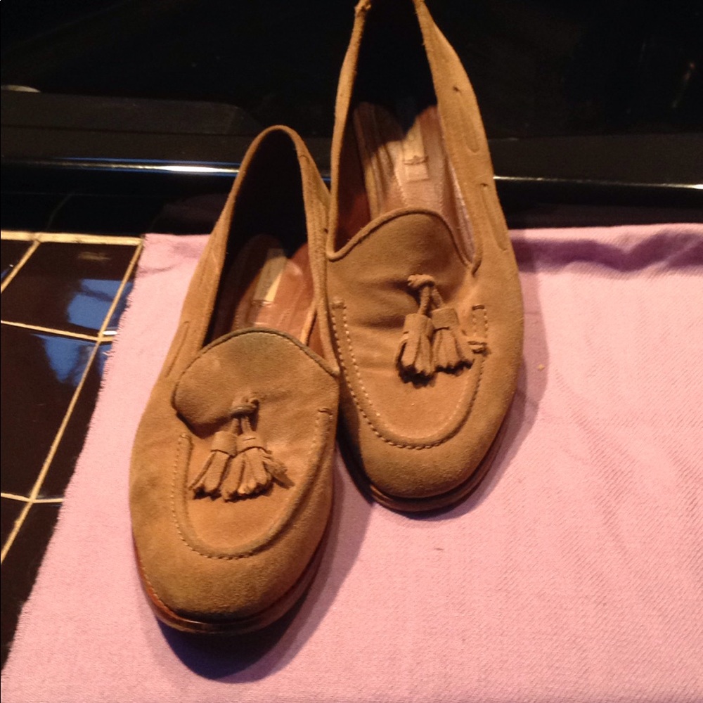 Massimo Dutti beige suede tasseled flats